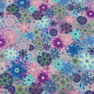 Könnte beinhalten: Ein lebendiges Blumenmuster mit einer Vielzahl stilisierter Blumen in Blau-, Lila-, Rosa- und Grüntönen. Das Design umfasst komplizierte Details und ein sich wiederholendes Motiv, das ein visuell reiches und strukturiertes Aussehen erzeugt. Der Hintergrund ist ein weiches Grau.