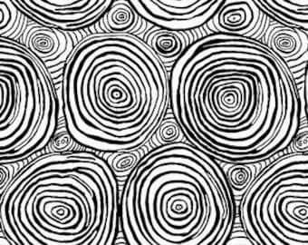 Círculos con diseño de aros de cebolla en blanco y negro de la colección Kaffe Fassett Collective Stash de FreeSpirit Fabric.