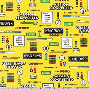 Puede incluir: Una tela amarilla con un patrón repetido de gráficos de videojuegos pixelados. Los gráficos incluyen las palabras "Misión Completada", "Juego Terminado", "Inicio" y "¡Hola!" junto con personajes pixelados y corazones.