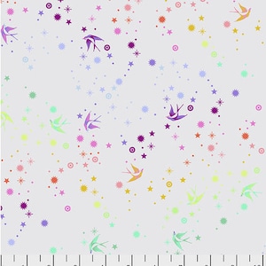 Puede incluir: Una tela blanca con un patrón repetitivo de estrellas, círculos y pájaros estilizados de colores. El patrón recuerda a un cielo nocturno con estrellas y estrellas fugaces.