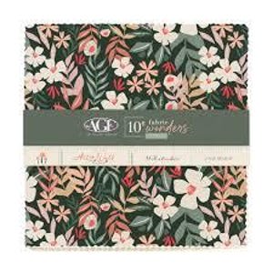 Puede incluir: Un conjunto de cuadrados de tela con un diseño floral. La tela presenta flores blancas, rosas y melocotón, hojas verdes y fondos verde oscuro y negro. La tela está etiquetada como "AGE 10" Wonders" y "Acolight".