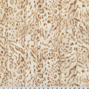 Pu&ograve; includere: Tessuto bianco con un motivo a stampa animale marrone. Il tessuto ha una texture morbida e soffice.