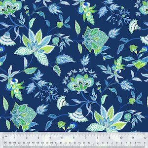 Pode incluir: Um tecido azul marinho com um padrão repetido de desenhos florais verdes, azuis e brancos. O tecido tem um brilho sutil e uma textura macia.