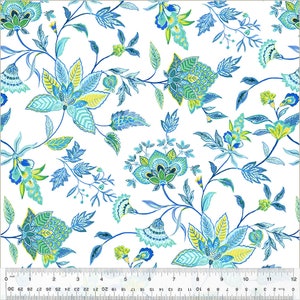 Pode incluir: Um tecido branco com um padrão repetido de desenhos florais azuis, verdes e amarelos. As flores são estilizadas e têm uma aparência de tipo paisley.