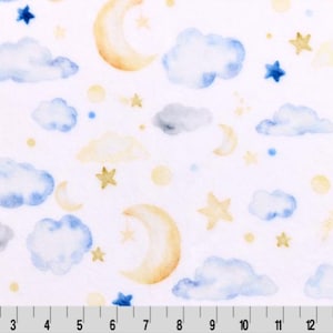 Könnte beinhalten: Weißer Stoff mit einem sich wiederholenden Muster aus gelben Monden, blauen Wolken und goldenen Sternen. Das Muster ist im Aquarell-Stil gehalten.