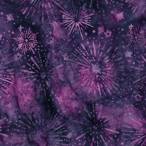 Puede incluir: Una tela con un fondo jaspeado de color morado oscuro y negro con un patrón repetitivo de estallidos estelares de color morado claro y pequeñas estrellas de cuatro puntas. El diseño tiene una textura de acuarela con tonos violeta.