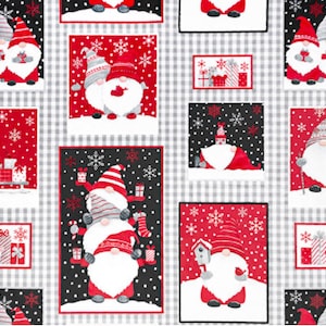 Könnte beinhalten: Ein weißer Stoff mit rotem und schwarzem Gingham-Muster zeigt ein sich wiederholendes Muster von Gnomen, die rote Mützen tragen und Geschenke halten. Die Gnomen sind von Schneeflocken und roten und weißen Geschenkboxen umgeben.