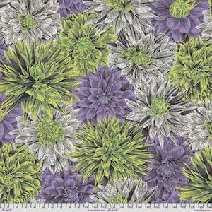 Könnte beinhalten: Ein Stoffmuster mit einer dichten Anordnung von Dahlienblüten in den Farben Limettengrün, Dunkelviolett und Weiß mit schwarzen Liniendetails. Ein weißes Maßband mit schwarzen Markierungen ist am unteren Rand des Bildes zu sehen.