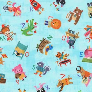 Könnte beinhalten: Hellblauer Stoff mit einem sich wiederholenden Muster aus bunten Zeichentricktieren und Buchstaben des Alphabets. Zu den Tieren gehören ein Affe, ein Bär, ein Alligator und ein Tiger. Die Buchstaben sind in verschiedenen Farben gehalten.