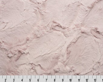 Peau Rosewater Luxe Cuddle® de la collection Furry Minky de Shannon Fabric - Poils 10 mm