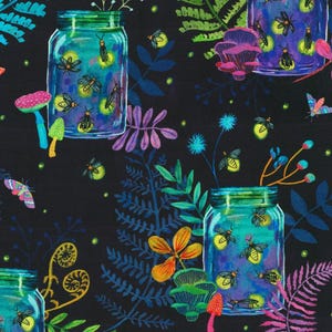 Könnte beinhalten: Eine skurrile Illustration auf schwarzem Hintergrund mit Gläsern voller leuchtender Glühwürmchen. Bunte Pflanzen, Pilze und Schmetterlinge umgeben die Gläser und schaffen eine magische, von der Natur inspirierte Szene. Die Kunst verwendet leuchtende Blau-, Grün-, Rosa- und Gelbtöne.