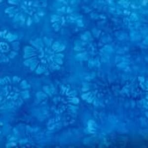 Könnte beinhalten: Ein leuchtend blauer Stoff mit einem sich wiederholenden Blumenmuster in verschiedenen Blautönen. Das Design zeigt mehrere stilisierte Blumen mit weichen, verwaschenen Rändern, die einen monochromen Look mit Tiefe und Textur auf der Stoffoberfläche erzeugen.