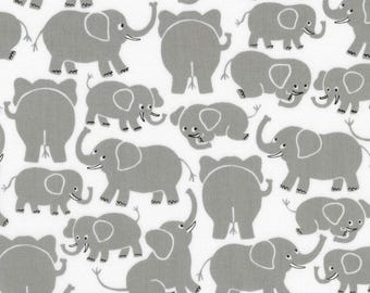 Grijze olifanten op wit uit de Animal Club-collectie van Robert Kaufman Fabric - You Choose the Cut