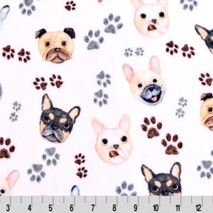 Könnte beinhalten: Weißer Stoff mit einem sich wiederholenden Muster aus verschiedenen Hunderassen, darunter Französische Bulldoggen, Mops und ein Boston Terrier. Die Hunde sind im Aquarell-Stil illustriert und von Pfotenabdrücken umgeben.