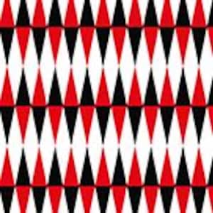 Op de afbeelding: Een herhalend patroon van zwarte en rode driehoeken op een witte achtergrond. De driehoeken zijn in een verspringend patroon gerangschikt, waardoor een geometrisch ontwerp ontstaat.