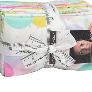 Puede incluir: Un letrero de madera rústica con el texto "Welcome to our home" en letras blancas. El letrero presenta un acabado envejecido y un diseño simple y acogedor, perfecto para un porche o entrada.