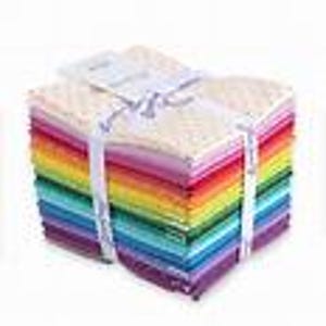 Puede incluir: Un conjunto de cuadrados de tela coloridos, dispuestos en un degradado de arcoíris. Están atados con una cinta blanca y una etiqueta. Los colores varían del rosa claro al morado oscuro, con diversas texturas.