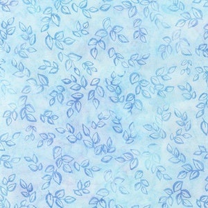Op de afbeelding: Een naadloos patroon van blauwe aquarelbladeren op een lichtblauwe achtergrond.