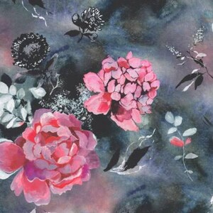 Könnte beinhalten: Aquarell-Blumenmuster mit großen rosa Pfingstrosen und anderen Blumen in Rosa-, Schwarz- und Weißtönen auf einem dunkelblauen und grauen Hintergrund. Das Design hat eine malerische, künstlerische Qualität, geeignet für Stoff oder Tapete.