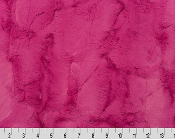 Peut inclure: Gros plan sur un tissu en fausse fourrure rose et doux. Le tissu a une surface moelleuse et texturée.