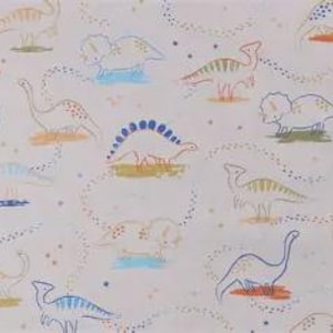 Könnte beinhalten: Weißer Stoff mit einem sich wiederholenden Muster aus farbenfrohen Dinosaurier-Illustrationen. Die Dinosaurier sind in Orange, Blau und Grün umrissen, mit gepunkteten Pfaden und kleinen Sternakzenten.
