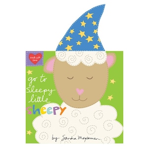 Può includere: Una copertina di libro verde con una pecora bianca che indossa un cappello blu con stelle gialle. Il testo sulla copertina recita "go to sleepy little sheepy" e "by Sandra Magsamen".