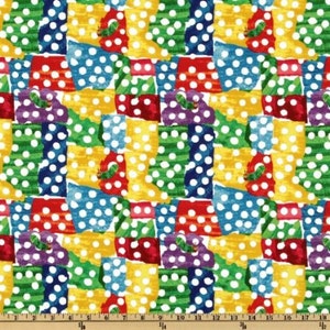 Puede incluir: Una tela colorida con un patrón repetitivo de lunares blancos sobre un mosaico de cuadrados amarillos, rojos, verdes, azules y morados. Una pequeña oruga verde con una cara roja es visible en cada cuadrado.