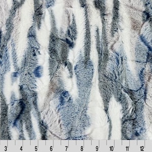 Pode incluir: Um tecido macio e felpudo com um padrão de listras azuis e brancas. O tecido tem uma textura de pele sintética.