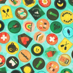 Camp Badges on Aqua uit de Campground Critters Collection van Ann Kelle voor Robert Kaufman - You Choose the Cut