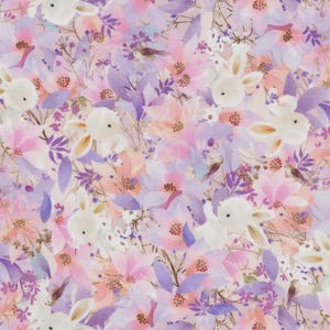 Könnte beinhalten: Ein Aquarell-Blumenmuster mit weißen Hasen, Vögeln und Blumen in Rosa-, Lila- und Pfirsichtönen. Das Design hat eine weiche, verträumte Ästhetik, ideal für Frühlingsprojekte.