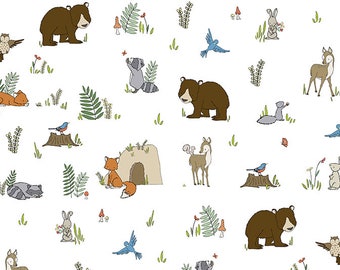 Peut inclure: Un fond blanc avec un motif répétitif d'animaux et de plantes de la forêt. Les animaux comprennent des ours, des renards, des ratons laveurs, des cerfs, des lapins, des écureuils et des oiseaux. Les plantes comprennent des fougères, des champignons et des fleurs.