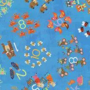 Könnte beinhalten: Blauer Stoff mit einem sich wiederholenden Muster aus Zahlen, Tieren und Insekten. Die Zahlen sind weiß und die Tiere und Insekten sind in verschiedenen Farben, darunter Braun, Orange und Rosa. Geeignet für Kinderhandwerk.