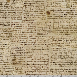 Puede incluir: Una tela de color beige con un patrón denso y repetitivo de texto escrito a mano en color marrón oscuro con un estilo de escritura histórico. En el borde inferior se ve una regla blanca con marcas negras que muestra medidas de 1 a 10 cm.