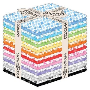 Könnte beinhalten: Ein Stapel von 16 bunten Stoffquadraten mit verschiedenen Mustern, darunter geometrische Formen, Sterne und Herzen. Die Stoffquadrate sind mit einem weißen Band zusammengebunden, auf dem "Maywood Studio" steht.
