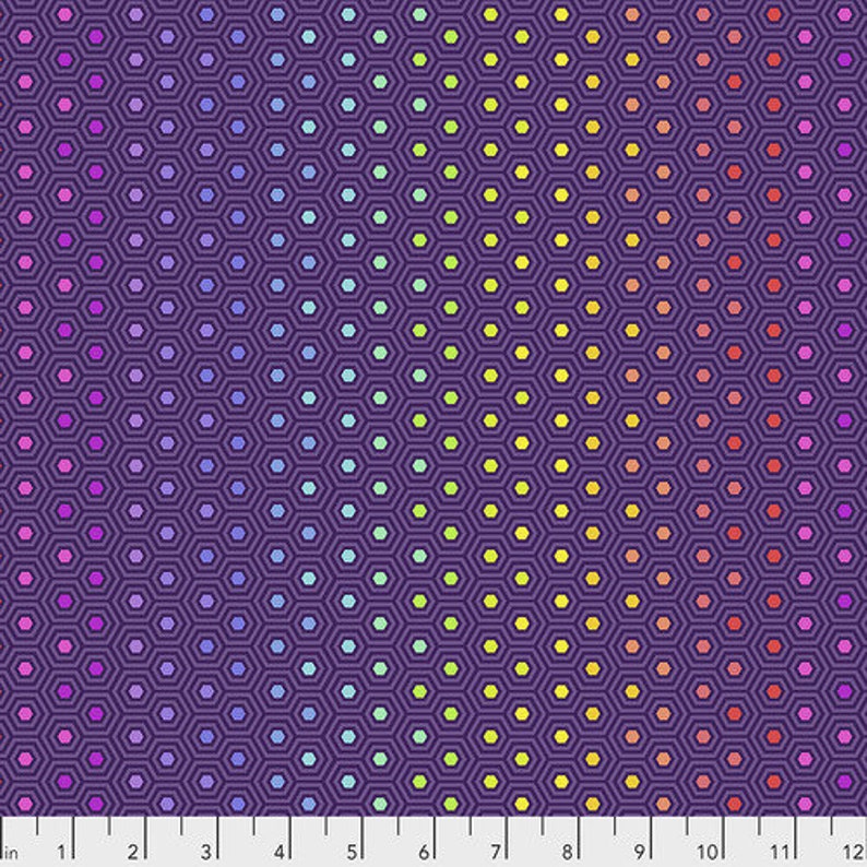 Puede incluir: Una tela con un patr&oacute;n geom&eacute;trico repetitivo de hex&aacute;gonos morados. Dentro de los hex&aacute;gonos hay puntos m&aacute;s peque&ntilde;os y coloridos que transitan del morado al rojo, naranja, amarillo, verde y azul. El patr&oacute;n est&aacute; sobre un fondo morado oscuro.