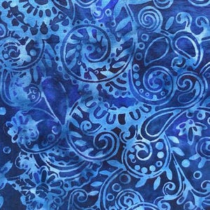 Puede incluir: Una tela con un patrón de estilo batik que presenta intrincados remolinos, formas de cachemira y motivos florales en varios tonos de azul marino profundo, azul real y azul cielo claro, creando un diseño orgánico continuo y repetitivo.