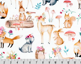 Peut inclure: Un fond blanc avec un motif répété d'animaux de la forêt portant des couronnes de fleurs. Les animaux comprennent un renard, un cerf, un lapin, un écureuil, un hérisson et un ourson. Le motif comprend également des champignons, des feuilles et des fleurs.