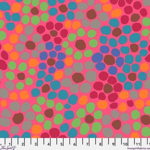Könnte beinhalten: Ein rosa Stoff mit einem sich wiederholenden Muster aus bunten Kreisen. Die Kreise sind in Blautönen, Grüntönen, Orangetönen, Rottönen, Brauntönen und Grautönen.