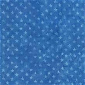 Puede incluir: Una tela azul con un patrón repetitivo de pequeñas estrellas de cinco puntas en un tono azul más claro. El material presenta una apariencia moteada y texturizada con diversas tonalidades de azul, creando un diseño uniforme en la superficie.