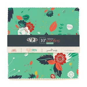 Könnte beinhalten: Ein Stapel Stoffquadrate, jeweils 25 cm groß, mit einem floralen Muster in Teal, Rot, Weiß und Marineblau. Der Stoff stammt aus der "Flight Path"-Kollektion von Jessica Swift. Das Paket enthält 42 Stück.