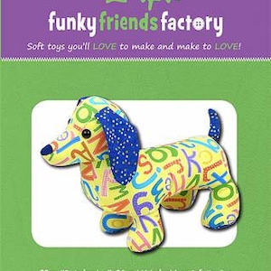 Może przedstawiać: Wzór szycia na pluszową zabawkę w kształcie szczeniaka rasy dachshund. Wzór nosi nazwę "Digger & Dixie Dachshund" i przedstawia kolorowego szczeniaka z nadrukiem alfabetu w kolorze żółtym, niebieskim i czerwonym. Szczeniak ma 25 cm wysokości i 36 cm długości.