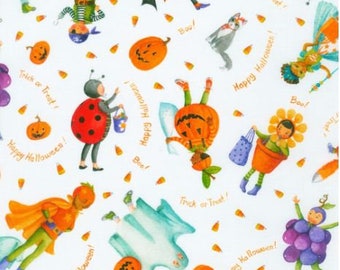 Può includere: Tessuto bianco con una stampa a tema Halloween che presenta diversi personaggi vestiti con costumi. I personaggi includono una zucca, un fantasma, una coccinella, un vaso di fiori, un'uva e un pipistrello. Il tessuto ha anche il testo "Trick or Treat!" e "Happy Halloween!" ripetuto in tutto.