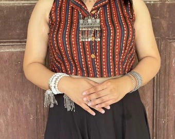 Top corto in cotone con stampa Ajrakh senza maniche fatto a mano, top boho con bottoni per donna