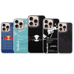 Puede incluir: Cinco fundas para teléfono con la marca Red Bull. Los diseños incluyen el logotipo de Red Bull, el texto "The Winter Edition" y "The Morning Shift Edition". Las fundas son azules, negras y turquesas. También se ve el texto "Iced Vanilla Be".