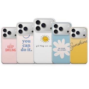 Pode incluir: Cinco capas de telemóvel com citações e designs inspiradores. As capas apresentam uma capa rosa com "KEEP SMILING", uma capa branca com "you can do it.", uma capa branca com um sol, uma capa azul com uma flor e "NO RISK. NO STORY.", e uma capa amarela com "Sunshine".