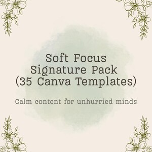 Könnte beinhalten: Werbung für ein digitales Produkt mit weichem Hintergrund im Aquarellstil. Der Text lautet "Soft Focus Signature Pack (35 Canva-Vorlagen)" und "Ruhiger Inhalt für unaufgeregte Köpfe". Florale Eckakzente in gedämpftem Grün runden das Design ab.