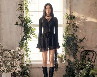 Gothic Schwarze Spitze Mini Kleid, Asymmetrische Rüschen Flare Ärmel