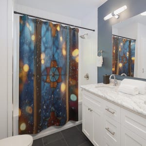 Könnte beinhalten: Ein Duschvorhang mit einem Buntglas-Design. Der Vorhang hat einen blauen Hintergrund mit orangefarbenen und gelben Akzenten und ein zentrales geometrisches Muster in Orange, Blau und Braun. Er verleiht dem Badezimmer Farbe.