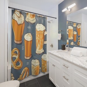 Op de afbeelding: Een witte keramische mok met een zwarte handgreep en de tekst "But First, Coffee" in handschriftstijl. De mok is waarschijnlijk 325-440 ml, perfect voor een ochtenddrankje.