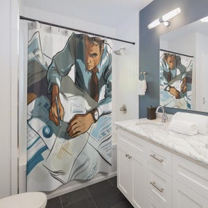 Könnte beinhalten: Duschvorhang mit einer stilisierten Illustration einer Person im Anzug, die auf Dokumenten schreibt. Das Design integriert Blau-, Braun- und Weißtöne und schafft eine moderne, künstlerische Ästhetik. Der Vorhang verleiht der Badezimmerdekoration eine einzigartige Note.